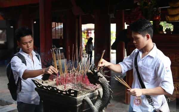 Hà Nội: Sĩ tử đến Văn Miếu cầu may trước ngày thi tốt nghiệp 1