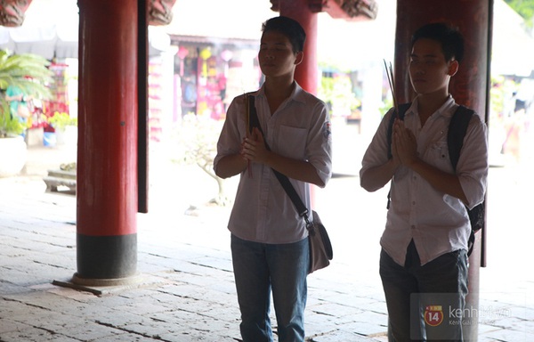 Hà Nội: Sĩ tử đến Văn Miếu cầu may trước ngày thi tốt nghiệp 4