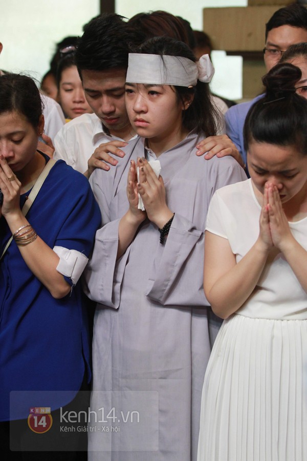 Mẹ và em gái Wanbi Tuấn Anh tiều tụy, suy sụp trong lễ tang  5