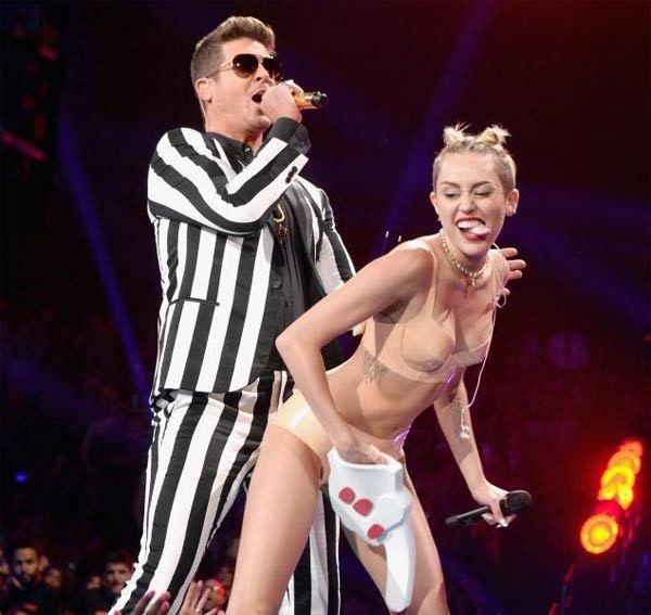 Thủ tướng Anh tuyên bố cấm con cái xem Miley Cyrus 2 Thủ tướng Anh tuyên bố cấm con cái xem Miley Cyrus 2