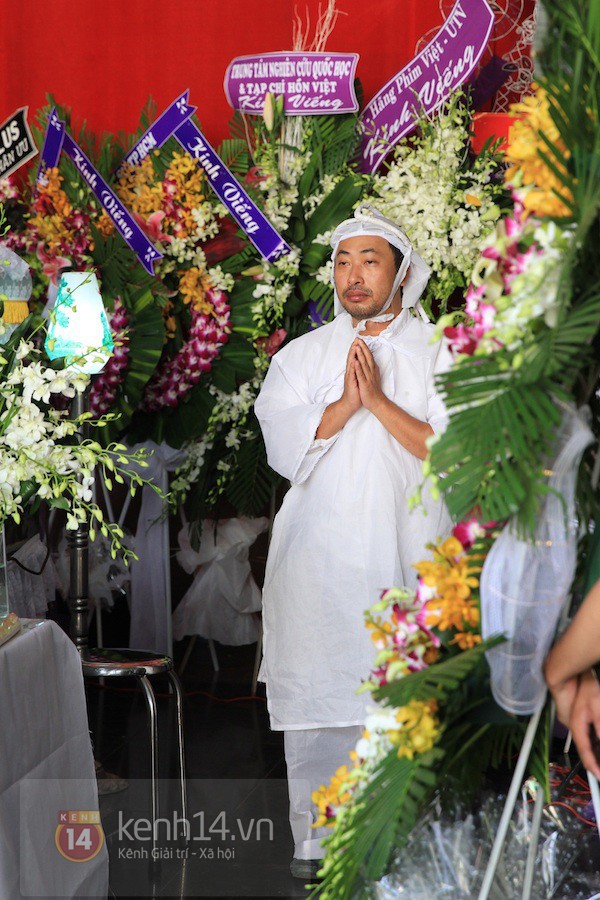 Minh Hằng cùng Bình Minh đến viếng nhà văn Nguyễn Quang Sáng 2