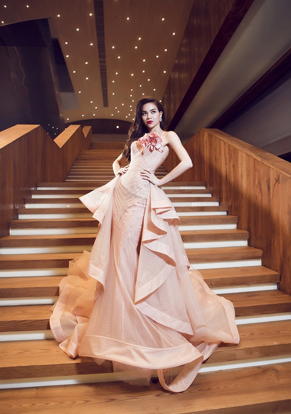 Hồ Ngọc H&agrave; lộng lẫy như nữ ho&agrave;ng tại kh&ocirc;ng gian diễn ra Live Concert 5