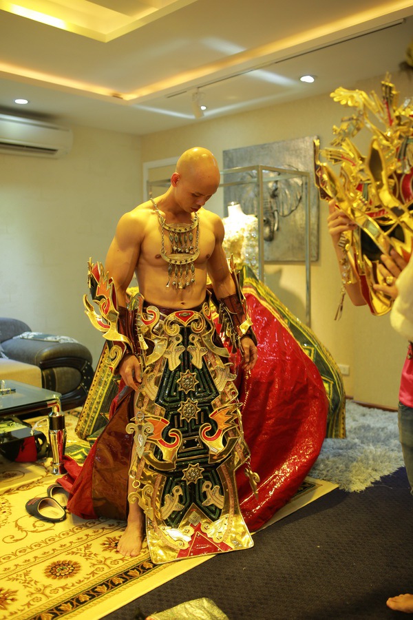 Phan Đinh Tùng "khoe" bộ trang phục diễn trị giá 1 tỷ đồng 3