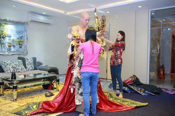 Phan Đinh Tùng "khoe" bộ trang phục diễn trị giá 1 tỷ đồng 9