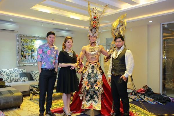 Phan Đinh Tùng "khoe" bộ trang phục diễn trị giá 1 tỷ đồng 13