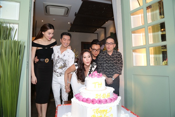 Hồ Ngọc Hà rạng rỡ chúc mừng sinh nhật Hoa hậu Thu Hoài 3