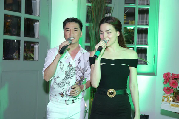 Hồ Ngọc Hà rạng rỡ chúc mừng sinh nhật Hoa hậu Thu Hoài 4