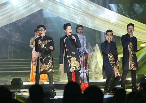 Quỳnh Chi diện trang sức 2 tỷ đồng dẫn dắt đêm nhạc 17