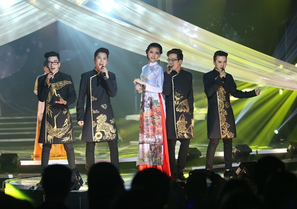 Quỳnh Chi diện trang sức 2 tỷ đồng dẫn dắt đêm nhạc 18