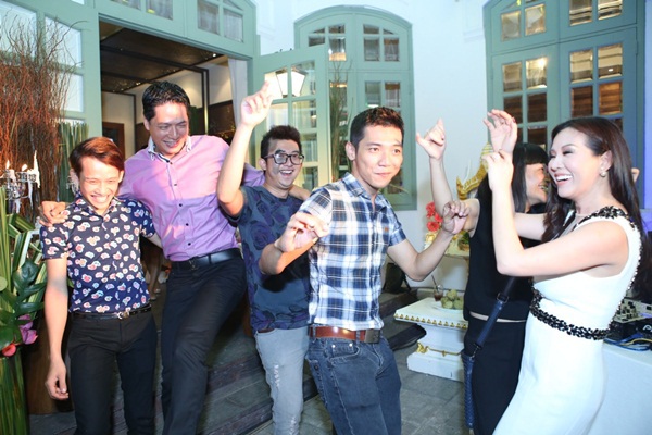 Hồ Ngọc H&agrave; rạng rỡ ch&uacute;c mừng sinh nhật Hoa hậu Thu Ho&agrave;i 24