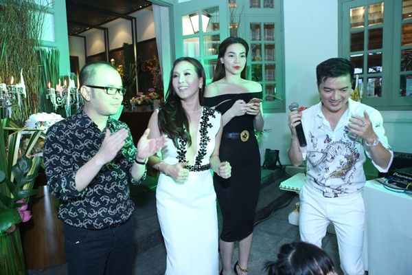 Hồ Ngọc Hà rạng rỡ chúc mừng sinh nhật Hoa hậu Thu Hoài 23