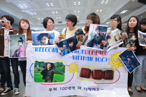 Cận cảnh nhan sắc của "Hoàng hậu Ki" Ha Ji Won tại sân bay Nội Bài 10