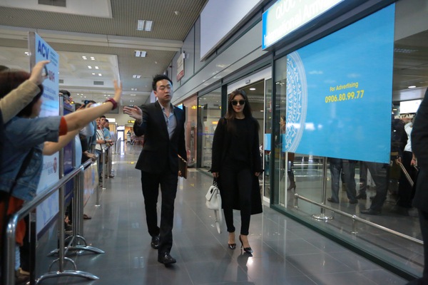 Cận cảnh nhan sắc của "Hoàng hậu Ki" Ha Ji Won tại sân bay Nội Bài 1