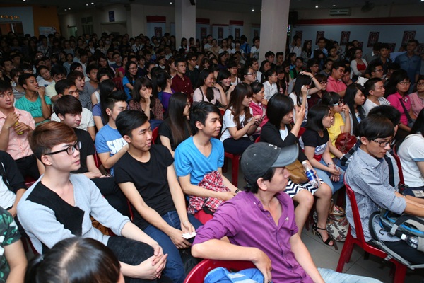 Hồ Ngọc H&agrave; bị fan tr&eacute;t b&aacute;nh kem l&ecirc;n mặt trong ng&agrave;y sinh nhật sớm 1