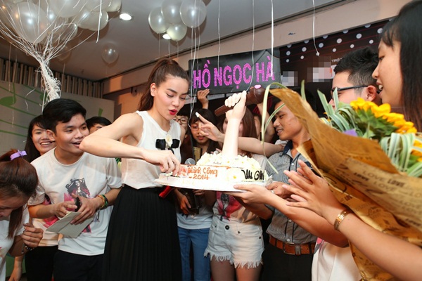 Hồ Ngọc Hà bị fan trét bánh kem lên mặt trong ngày sinh nhật sớm 17