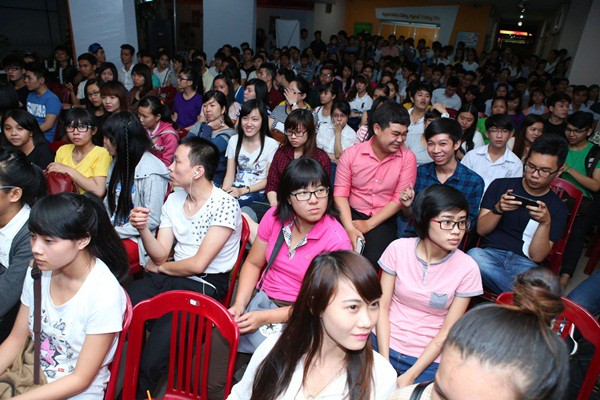 Hồ Ngọc H&agrave; bị fan tr&eacute;t b&aacute;nh kem l&ecirc;n mặt trong ng&agrave;y sinh nhật sớm 2