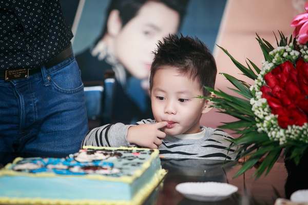 Con trai Đăng Khôi đáng yêu nghịch bánh kem mừng sinh nhật bố 8