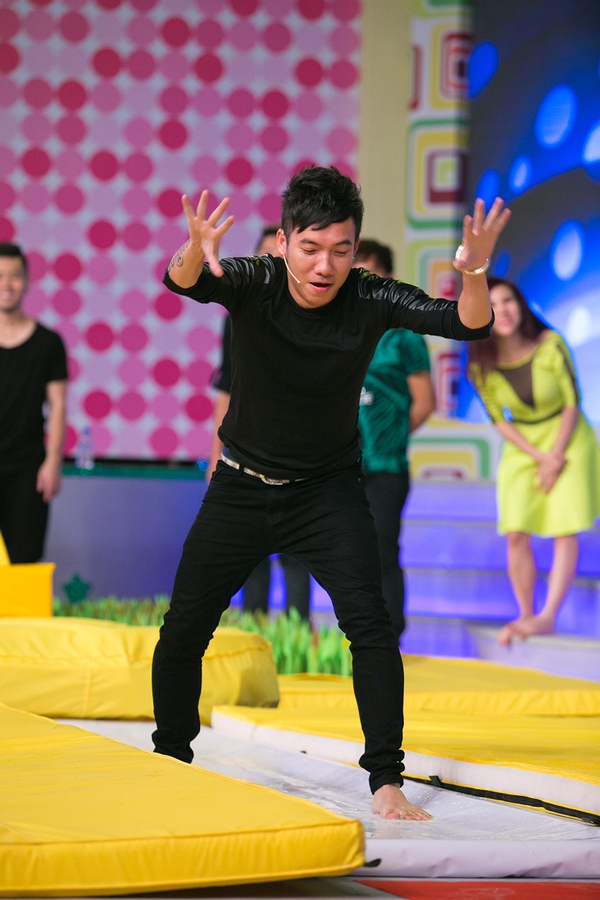 Hồ Quang Hiếu biểu cảm "khó đỡ" khi bị thử thách trong gameshow 8