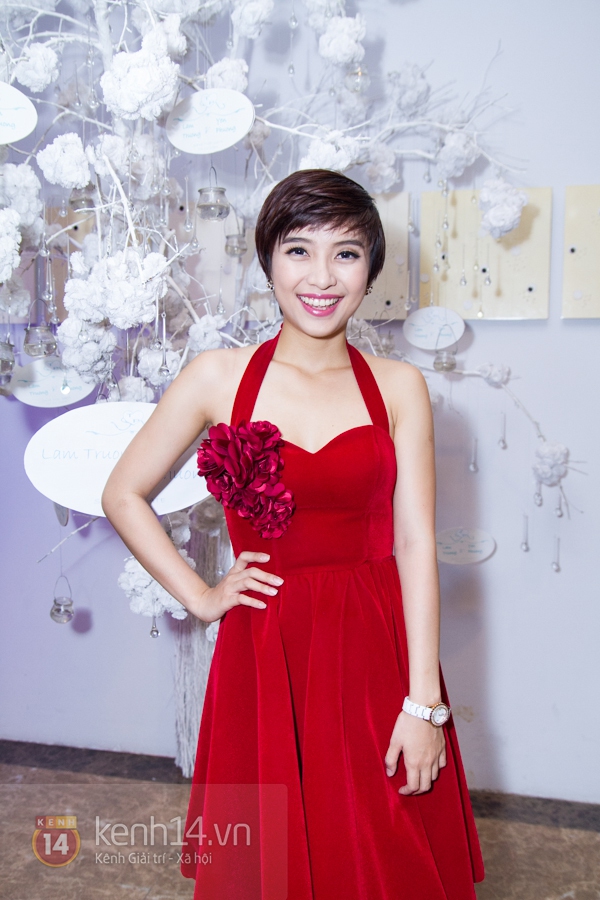 Cận cảnh vẻ đẹp tinh khôi của cô dâu Yến Phương trong tiệc cưới thân mật  7