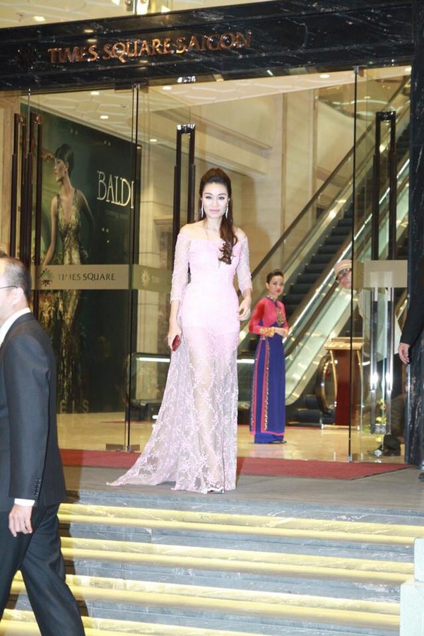 Vợ chồng Lam Trường khiêu vũ trên nền giọng hát của Mr.Đàm trong đám cưới 17 Vợ chồng Lam Trường khiêu vũ trên nền giọng hát của Mr.Đàm trong đám cưới 17
