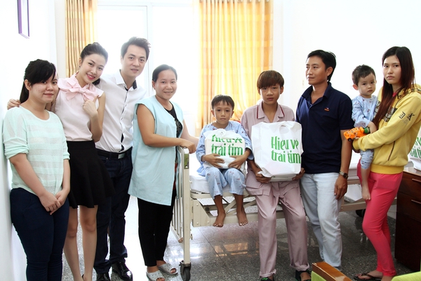 Đăng Khôi cùng vợ thăm trẻ mổ tim ngay sau sinh nhật 2