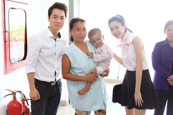 Đăng Khôi cùng vợ thăm trẻ mổ tim ngay sau sinh nhật 4