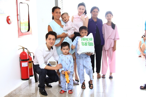 Đăng Khôi cùng vợ thăm trẻ mổ tim ngay sau sinh nhật 6