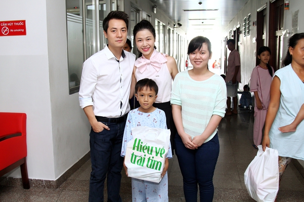 Đăng Khôi cùng vợ thăm trẻ mổ tim ngay sau sinh nhật 9