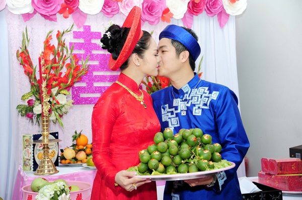 Nhật Kim Anh và chồng hôn nhau thắm thiết trong lễ cưới truyền thống 2