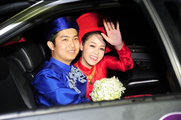 Nhật Kim Anh và chồng hôn nhau thắm thiết trong lễ cưới truyền thống 9