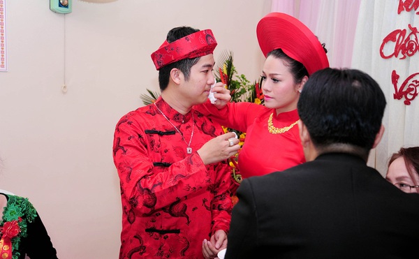 Nhật Kim Anh và chồng hôn nhau thắm thiết trong lễ cưới truyền thống 13