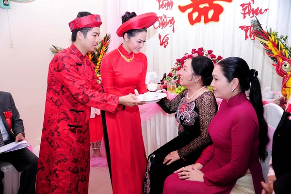 Nhật Kim Anh và chồng hôn nhau thắm thiết trong lễ cưới truyền thống 14
