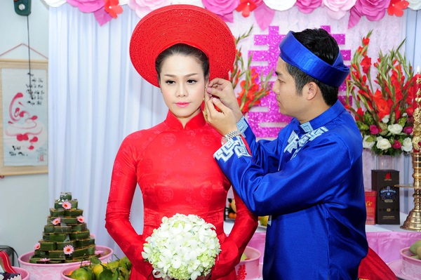 Nhật Kim Anh và chồng hôn nhau thắm thiết trong lễ cưới truyền thống 6