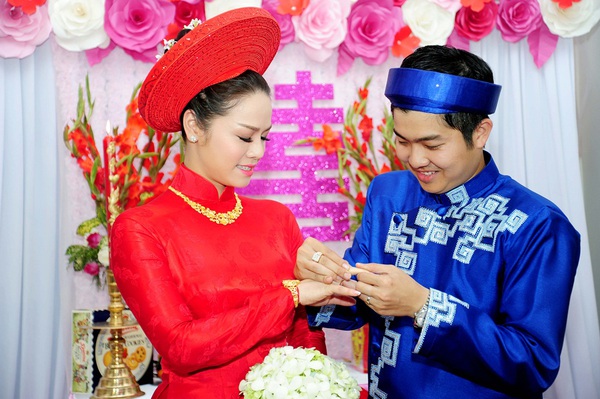 Nhật Kim Anh và chồng hôn nhau thắm thiết trong lễ cưới truyền thống 7