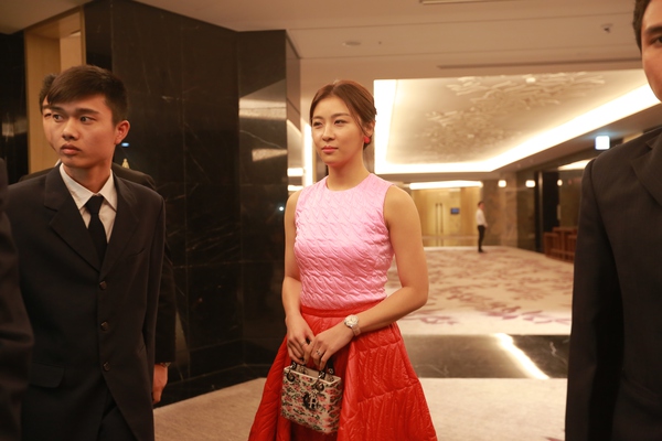 "Hoàng hậu Ki" Ha Ji Won đọ sắc cùng hoa hậu Thu Thảo trong sự kiện 2