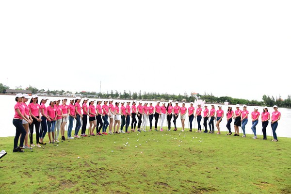 Ngắm thí sinh Hoa hậu Việt Nam xinh đẹp rạng rỡ trên sân golf 12