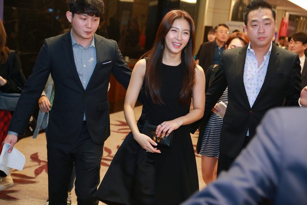 Ha Ji Won "bị ăn đấm" vẫn cười tít mắt siêu đáng yêu 19