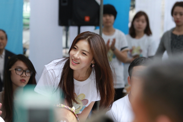 Ha Ji Won tiếp tục "ghi điểm" v&igrave; vẻ giản dị trong ng&agrave;y thứ 3 ở H&agrave; Nội 9