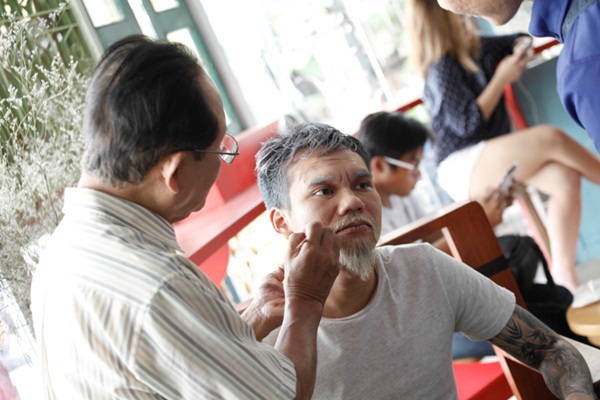 Khắc Việt hóa ông lão 70 tuổi để theo dõi người yêu ngoại tình 4