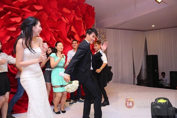 Clip: Thủy Tiên - Công Vinh hôn nhau, nhảy nhót tưng bừng sau lễ cưới 6