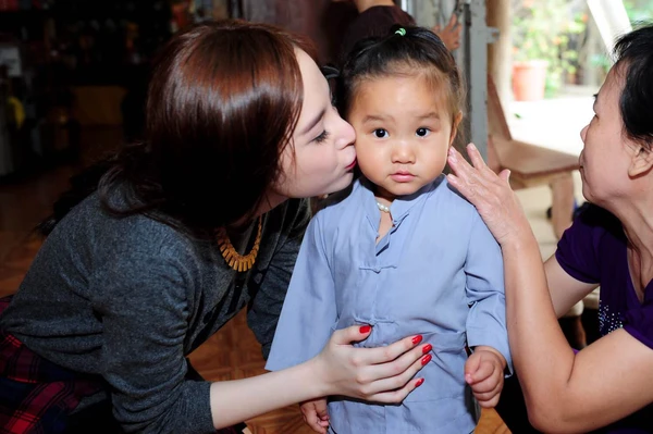 Hình ảnh đẹp của Angela Phương Trinh trong chuyến từ thiện cuối năm 11