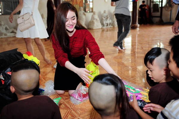Hình ảnh đẹp của Angela Phương Trinh trong chuyến từ thiện cuối năm 16