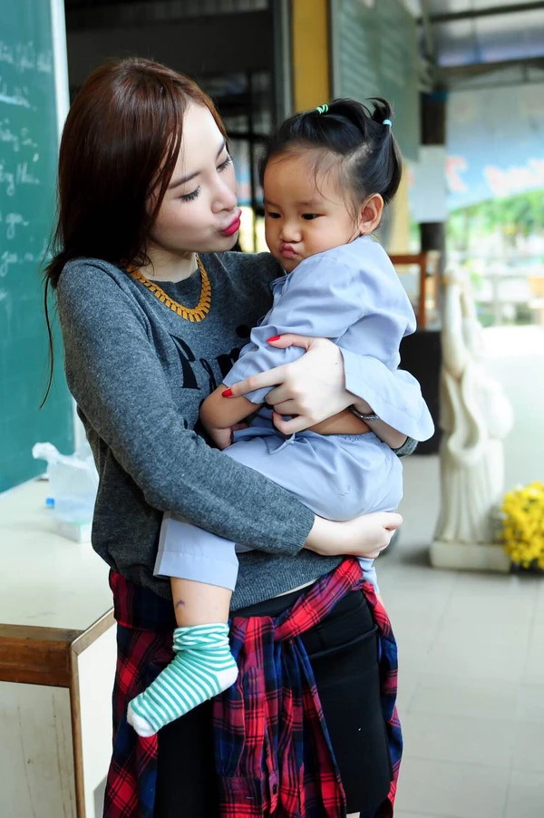 Hình ảnh đẹp của Angela Phương Trinh trong chuyến từ thiện cuối năm 10