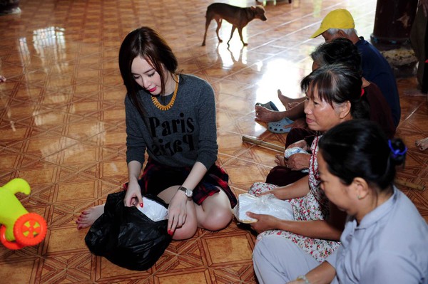 Hình ảnh đẹp của Angela Phương Trinh trong chuyến từ thiện cuối năm 17