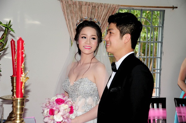 Nhật Kim Anh thay 3 bộ v&aacute;y ho&agrave;nh tr&aacute;ng trong ng&agrave;y cưới 1