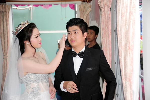 Nhật Kim Anh thay 3 bộ v&aacute;y ho&agrave;nh tr&aacute;ng trong ng&agrave;y cưới 3