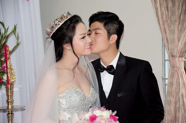 Nhật Kim Anh thay 3 bộ v&aacute;y ho&agrave;nh tr&aacute;ng trong ng&agrave;y cưới 5