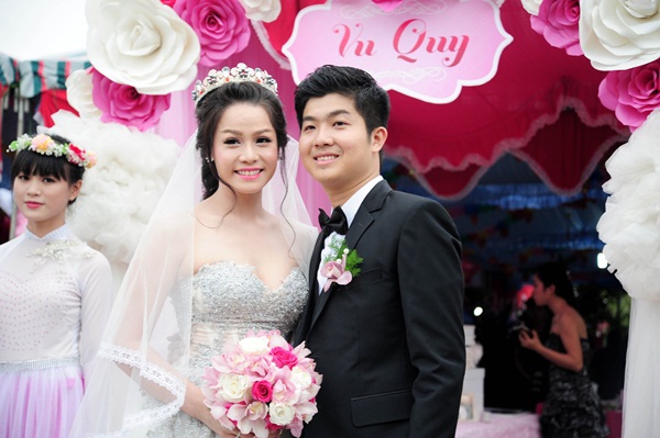 Nhật Kim Anh thay 3 bộ v&aacute;y ho&agrave;nh tr&aacute;ng trong ng&agrave;y cưới 6