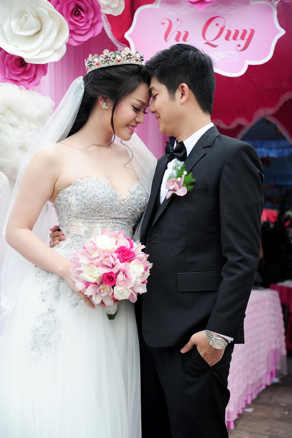 Nhật Kim Anh thay 3 bộ v&aacute;y ho&agrave;nh tr&aacute;ng trong ng&agrave;y cưới 7