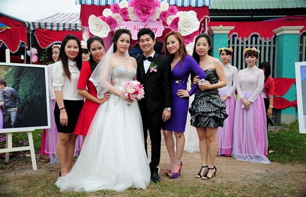 Nhật Kim Anh thay 3 bộ v&aacute;y ho&agrave;nh tr&aacute;ng trong ng&agrave;y cưới 9